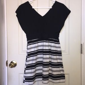 Simple V-neck Black & White Dress Women’s S